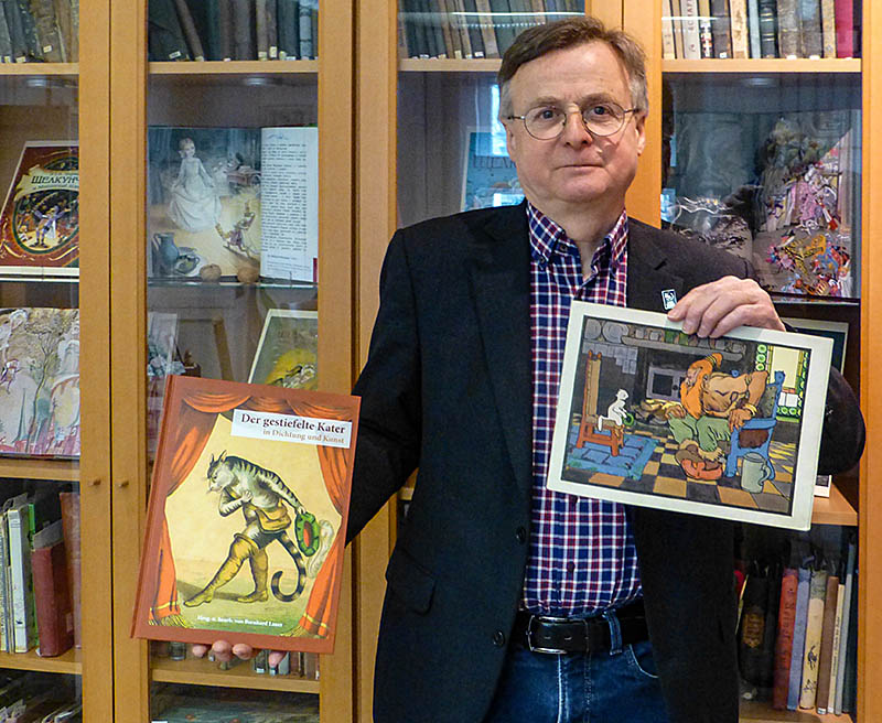 Dr. Bernhard Lauer, hier mit seinem Buch "Der Gestiefelte Kater in Dichtung und Kunst" (2022). © Sternbald Verlag, Hartwig Bambey.